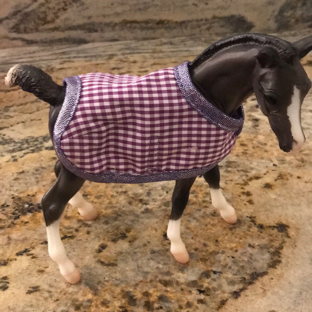 Sweet Breyer Horse ! Like brand new .